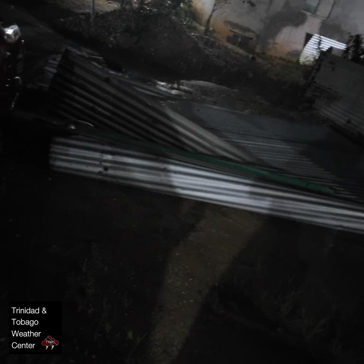 TTWeatherCenter's tweet image. Another report of a roof blown off a home at Rampersad Trace, Vega de Oropouche, northeastern Trinidad, damaging a car in an adjacent property.
Wind gusts between 50 km/h and 65 km/h have been observed, leading to sporadic reports of fallen trees, power outages and roof damage…