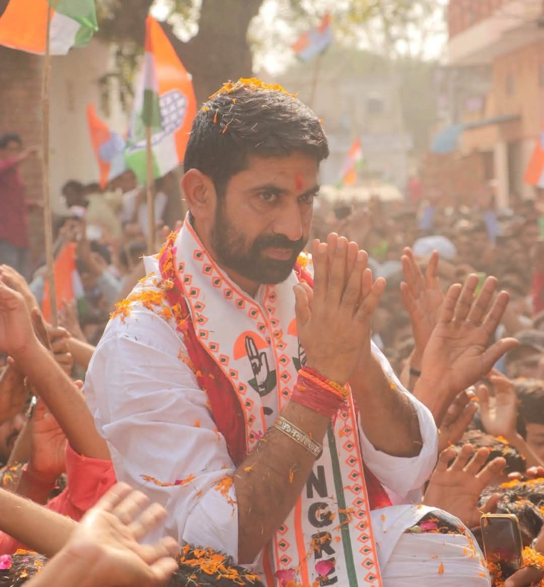 Shubham Sharma (@sharmashub95274) on Twitter photo जब राव साहब बोले थे —
"मनीष आसी तो यूपी-बिहार बना सी..."
तब तुम लूट, मर्डर, अपराध सोचने लगे…
पर राव साहब ने देख लिया था वो राजनीतिक जलवा
जो बिहार में लालू यादव,
यूपी में मुलायम सिंह के पास था।
अब वही जलवा,
राजस्थान में <a href="/ManishYadavIn/">𝗠𝗮𝗻𝗶𝘀𝗵 𝗬𝗮𝗱𝗮𝘃</a> के पास आता दिख रहा है।
1/6 जब राव साहब बोले थे —
"मनीष आसी तो यूपी-बिहार बना सी..."
तब तुम लूट, मर्डर, अपराध सोचने लगे…
पर राव साहब ने देख लिया था वो राजनीतिक जलवा
जो बिहार में लालू यादव,
यूपी में मुलायम सिंह के पास था।
अब वही जलवा,
राजस्थान में <a href="/ManishYadavIn/">𝗠𝗮𝗻𝗶𝘀𝗵 𝗬𝗮𝗱𝗮𝘃</a> के पास आता दिख रहा है।
1/6
