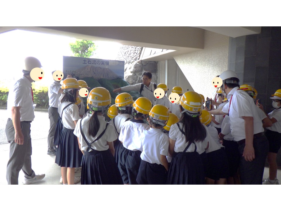 mlit_osumi's tweet image. 7月15日、 #桜島国際火山砂防センター に #桜峰小学校 の児童 29名が #砂防教室 で来館しました。#桜島 のなりたちや #砂防 事業についての講義を行い、 #土石流 の実験等を実施しました。R7年度の砂防教室では(全4回)延べ93名に参加頂き、土砂災害防止についての理解・関心を深めてもらいました。