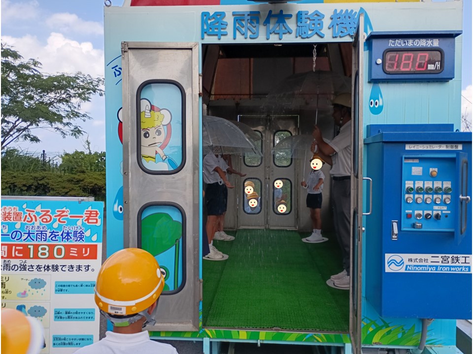 mlit_osumi's tweet image. 7月15日、 #桜島国際火山砂防センター に #桜峰小学校 の児童 29名が #砂防教室 で来館しました。#桜島 のなりたちや #砂防 事業についての講義を行い、 #土石流 の実験等を実施しました。R7年度の砂防教室では(全4回)延べ93名に参加頂き、土砂災害防止についての理解・関心を深めてもらいました。