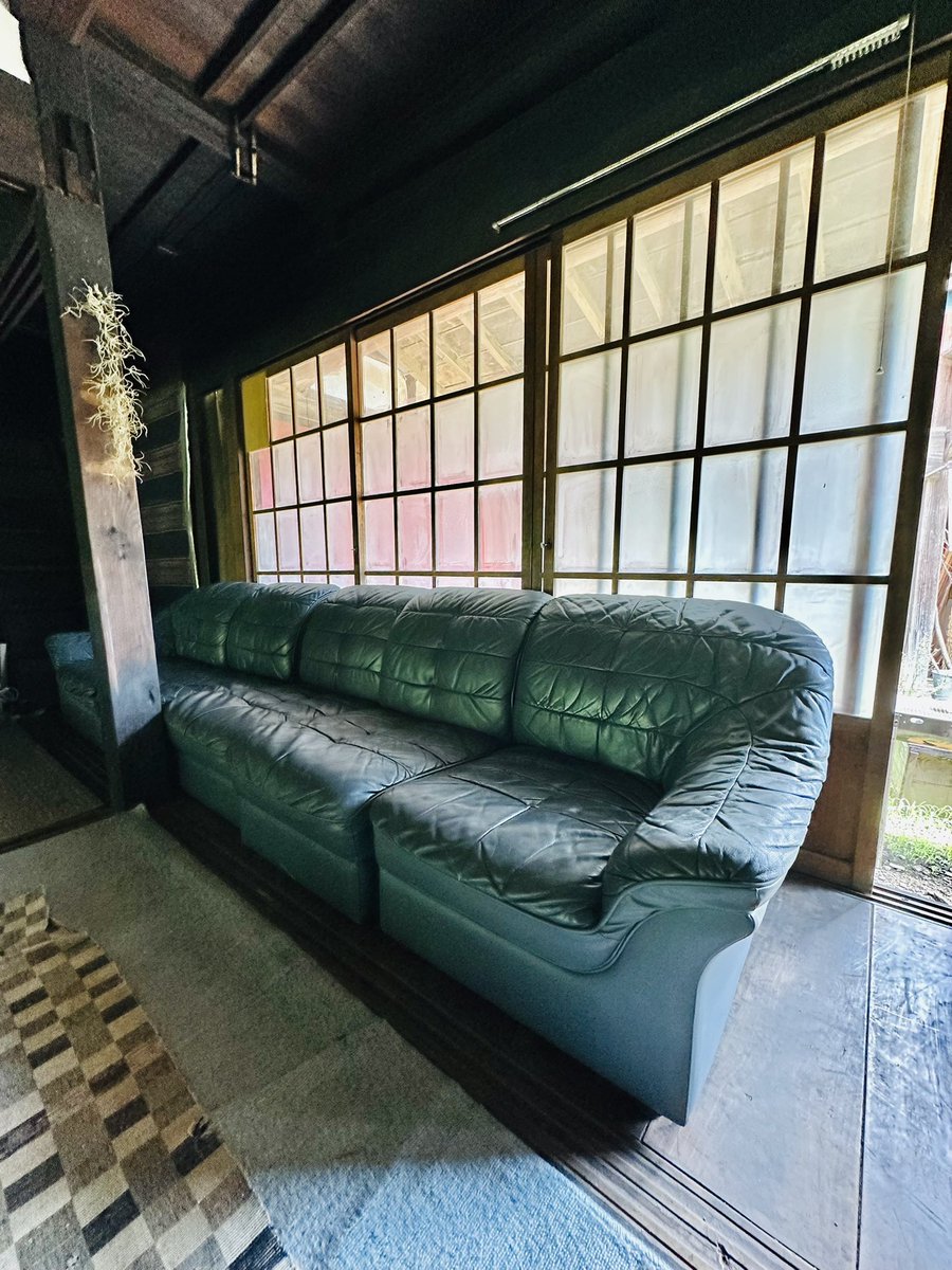 巨大な革張りのカリモクソファをトトンさんから譲って頂き、富山から軽トラで運搬した。吸い込まれるような座り心地、すばらしい。なんとか家に入った…。
