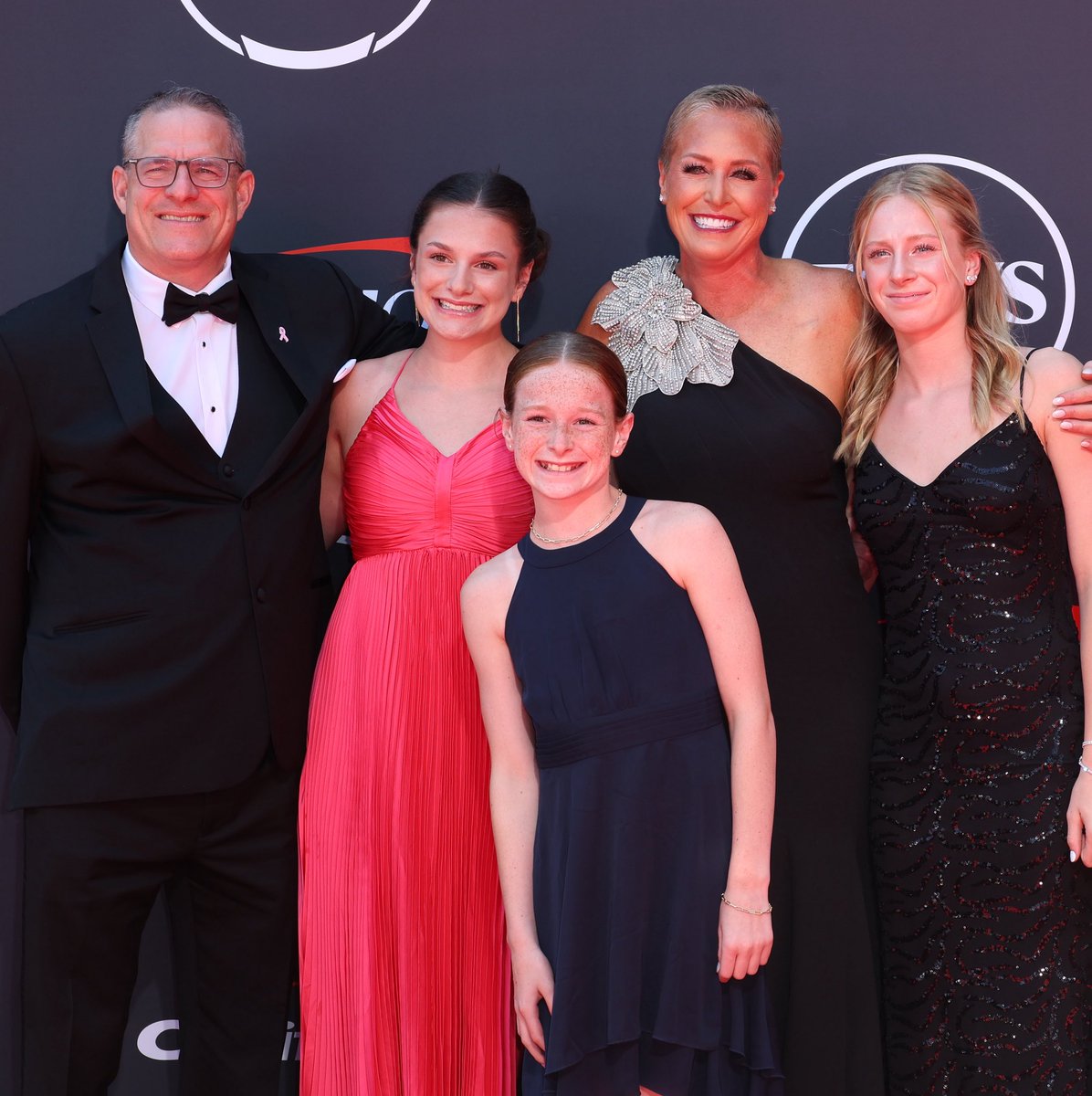 PennStateVBALL's tweet image. Our favorite photo of the night 💙🤍
None of this was possible without the strength and support of Katie’s family.
#WeAre | @CoachKatiePSU
📸: Courtesy of ESPN Images