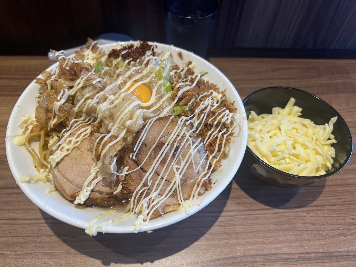 ramenmanzz's tweet image. 📍下永谷 らーめん菊
汁なし混ぜ蕎麦(1300円)チーズ(200円)
コール アブラマヨネーズ辛味
自己評価★★★★★
今日は菊で汁なし🍜豚星の限定を食べたいのですがなかなか行く機会が無くなってきました😭汁なしにクリームチーズ…うまそう… ご馳走様でした😋