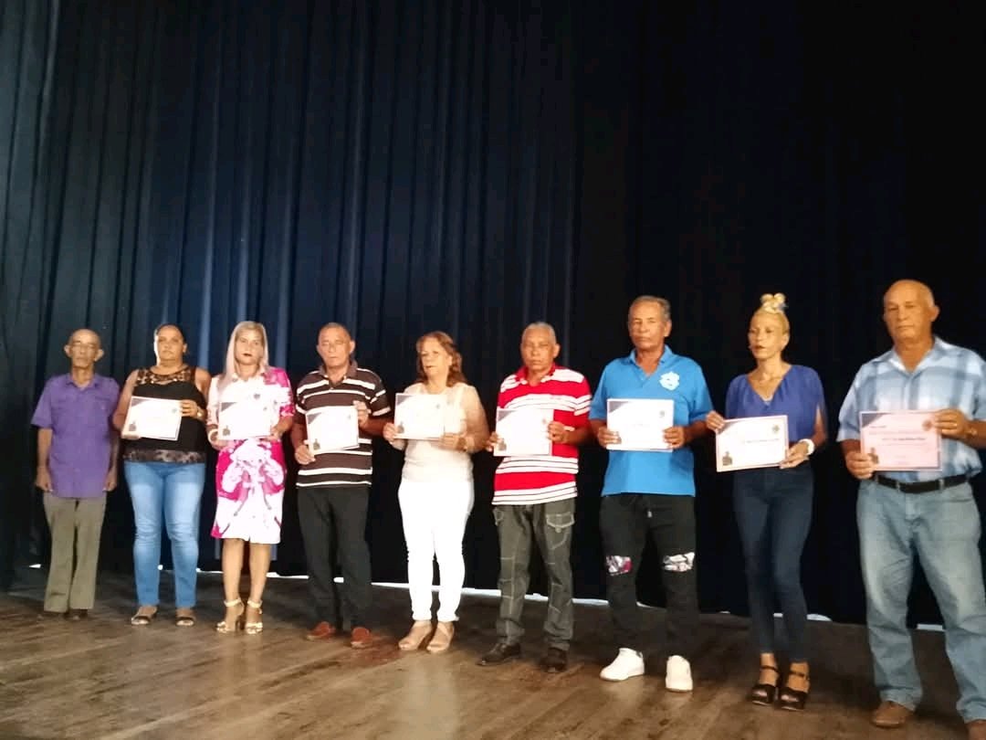 🇨🇺 Compartimos con los educadores de #Manzanillo acto de fin del curso escolar 24- 25 dedicado a #Fidel, en el aniversario 99 de su nacimiento, así como en el 72 del Día de la Rebeldía Nacional.

 #CubaSigueFirme
#ProvinciaGranma #GranmaConmigoCuenta
#EducaciónGranma