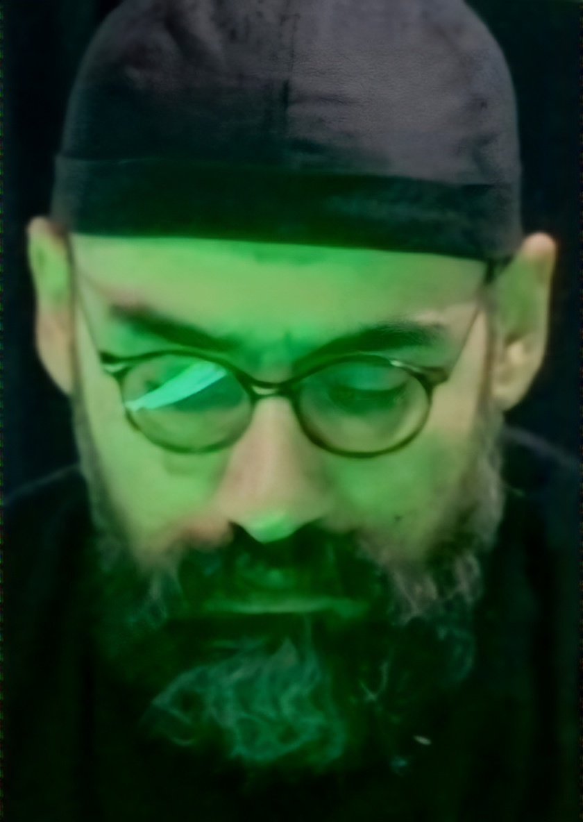 آقای رزاق، به این تصویر خوب نگاه کن!
این دقیقا تمام چیزی‌ست که قراره در ایران براندازی بشه. تمام وجناتی که در این قاب میبینی، کلِ چیزی‌ست که ما سالهاست با اون درحال جنگیم.
و ما به‌زودی پیروز میشم. واضح؟!