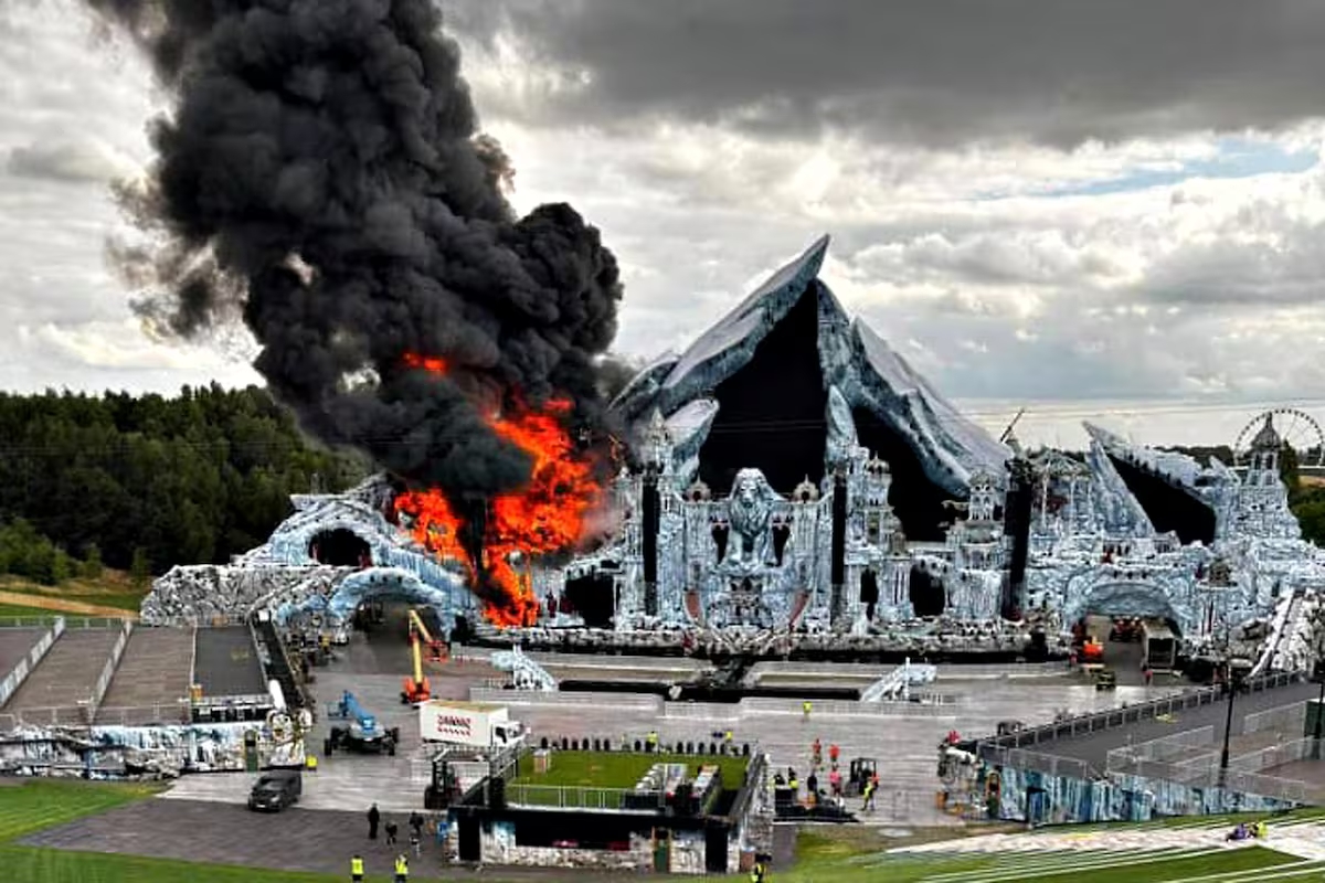 🔥 Lo que nunca imaginamos, ha pasado: el Mainstage de <a href="/tomorrowland/">Tomorrowland</a> arrasado por un incendio a 48h de que empiece la edición 2025.

Por suerte no ha habido heridos, DreamVille abre hoy como estaba previsto y todo el equipo está trabajando a contrarreloj
🔗nrfmagazine.com/2025/07/17/inc…