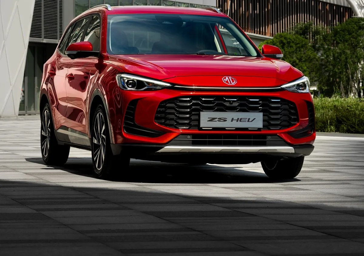 HACKER_CAR's tweet image. MG ZS Hybrid+: casi 200 CV, numerosos asistentes y un diseño atractivo. Precio inicial 22.990€, pero con descuentos puede estar por debajo de... ¡20.000 €!.
Un SUV compacto que da más por menos. 🚗💨 @MGMotorEurope #SUV #Movilidad hackercar.com/estos-son-todo…