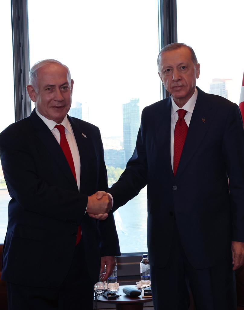 jafarusf's tweet image. اردوغان، سوریه پس از اسد را حیاط خلوت خود تصور کرد و گمان برد که با زدوبندهای پنهانی با تلآویو، سگ هار صهیونیسم سراغ نقشههای توسعهطلبانهاش نخواهد رفت.
اما واقعیتِ غربآسیا امروز چیز دیگریست، تنها راه ایجاد ثبات پایدار، ناتوی اسلامی و شکلگیری یک ائتلاف امنیتی–نظامی بین…