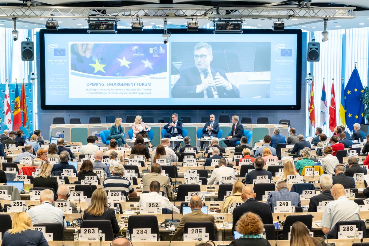 EESC_President's tweet image. Our #EUEnlargement Forum is LIVE!
Ministers, social partners & our Enlargement candidate members are joining us to answer a vital question:
How can we make enlargement work, for people, for democracy, for Europe’s future?
Watch here → europa.eu/!qQ64Yc
#EESCPlenary