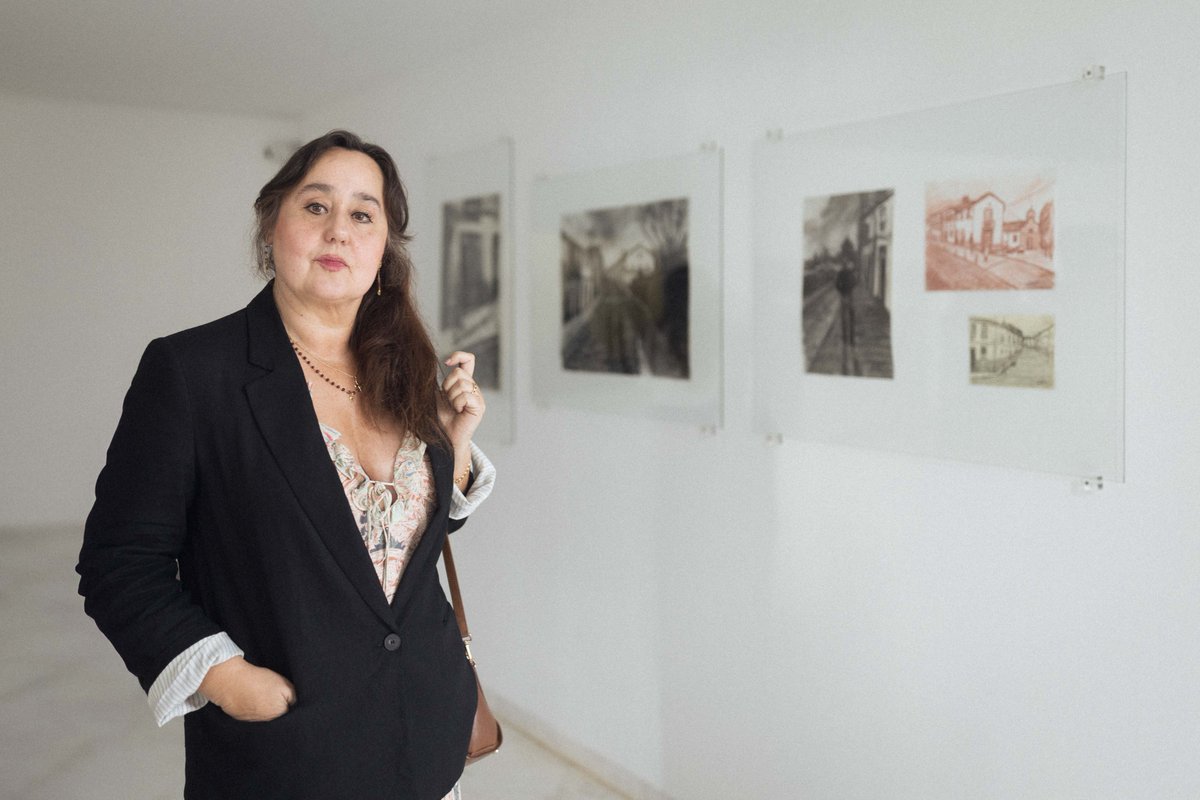 CGACSantiago's tweet image. Silvia G. Armesto achéganos na súa serie 'Entre sombras' a súa mirada do barrio de San Pedro, no que atopou moitas sombras debido ao contraste rápido da luz en Galicia.
Podes descubrir a exposición 'No espazo e na voz lemos o tempo' na entrada do CGAC.✨
@CulturaXunta