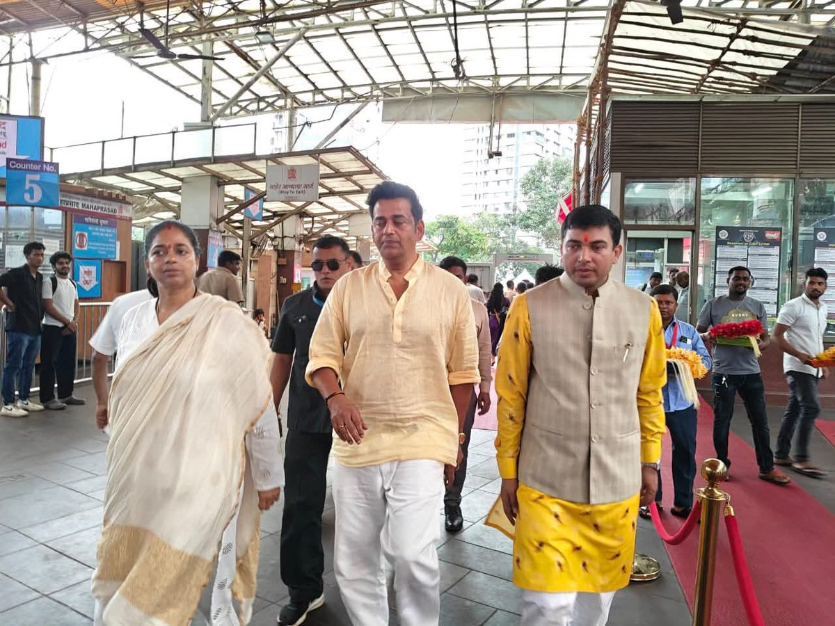 जन्मदिन के शुभ अवसर पर आज श्री सिद्धिविनायक जी के दरबार में हाज़िरी लगाकर उनका आशीर्वाद लिया।

प्रभु से यही प्रार्थना है कि उनका आशीर्वाद सदैव बना रहे और हम सेवा, समर्पण व सद्भाव के मार्ग पर अग्रसर रहें।

जय श्री सिद्धिविनायक! 🙏✨

#सिद्धिविनायक #जन्मदिन #आभार #RaviKishan