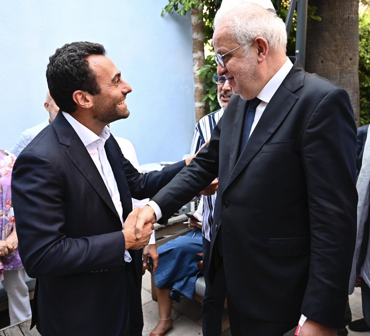 michelhelou_lb's tweet image. استقبلنا وزير العدل عادل نصار في مقرّ الكتلة الوطنيّة.
تميّزت هذه الجلسة بالصراحة، ولم تخلُ من الحدّة في بعض الأحيان، لكنها كانت غنيّة ومثمرة.
نعوّل على هذه الحكومة، وعلى الوزير نصّار تحديدًا، في الدفع باتجاه ترسيخ دولة القانون في لبنان، وسنحرص دائمًا على أن يبقى بيت الكتلة…