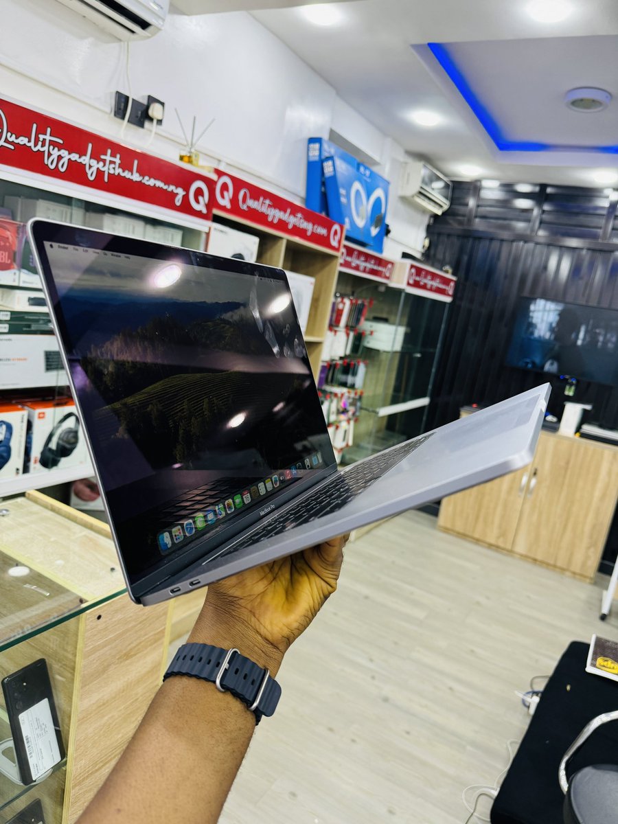 QualityGadgets_'s tweet image. Premium Used Apple MacBook Pro 2019 

intel core i7 | 256gb SSD | 32gb RAM

15 inches | KeyBoard light | Touch Bar 

4gb dedicated graphics 

Price: ₦805,000 
[ Follow Come Charger included ]

🛒 Send a DM or 

📞 08169698791 | 💬 08076460107