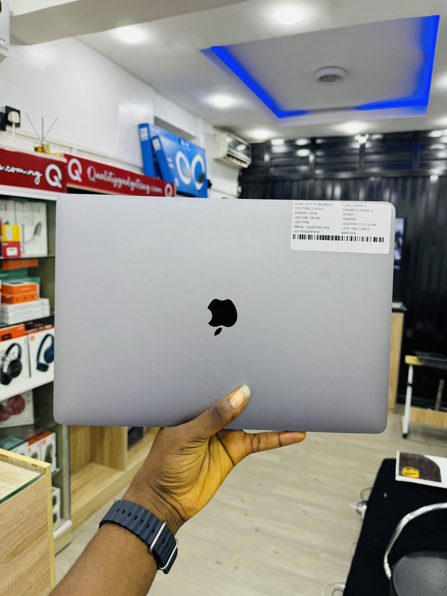 QualityGadgets_'s tweet image. Premium Used Apple MacBook Pro 2019 

intel core i7 | 256gb SSD | 32gb RAM

15 inches | KeyBoard light | Touch Bar 

4gb dedicated graphics 

Price: ₦805,000 
[ Follow Come Charger included ]

🛒 Send a DM or 

📞 08169698791 | 💬 08076460107