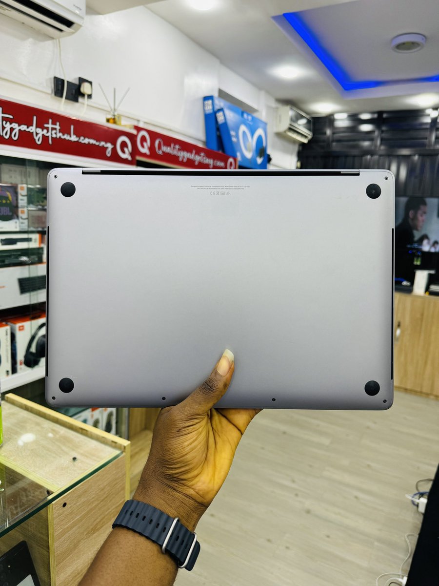 QualityGadgets_'s tweet image. Premium Used Apple MacBook Pro 2019 

intel core i7 | 256gb SSD | 32gb RAM

15 inches | KeyBoard light | Touch Bar 

4gb dedicated graphics 

Price: ₦805,000 
[ Follow Come Charger included ]

🛒 Send a DM or 

📞 08169698791 | 💬 08076460107