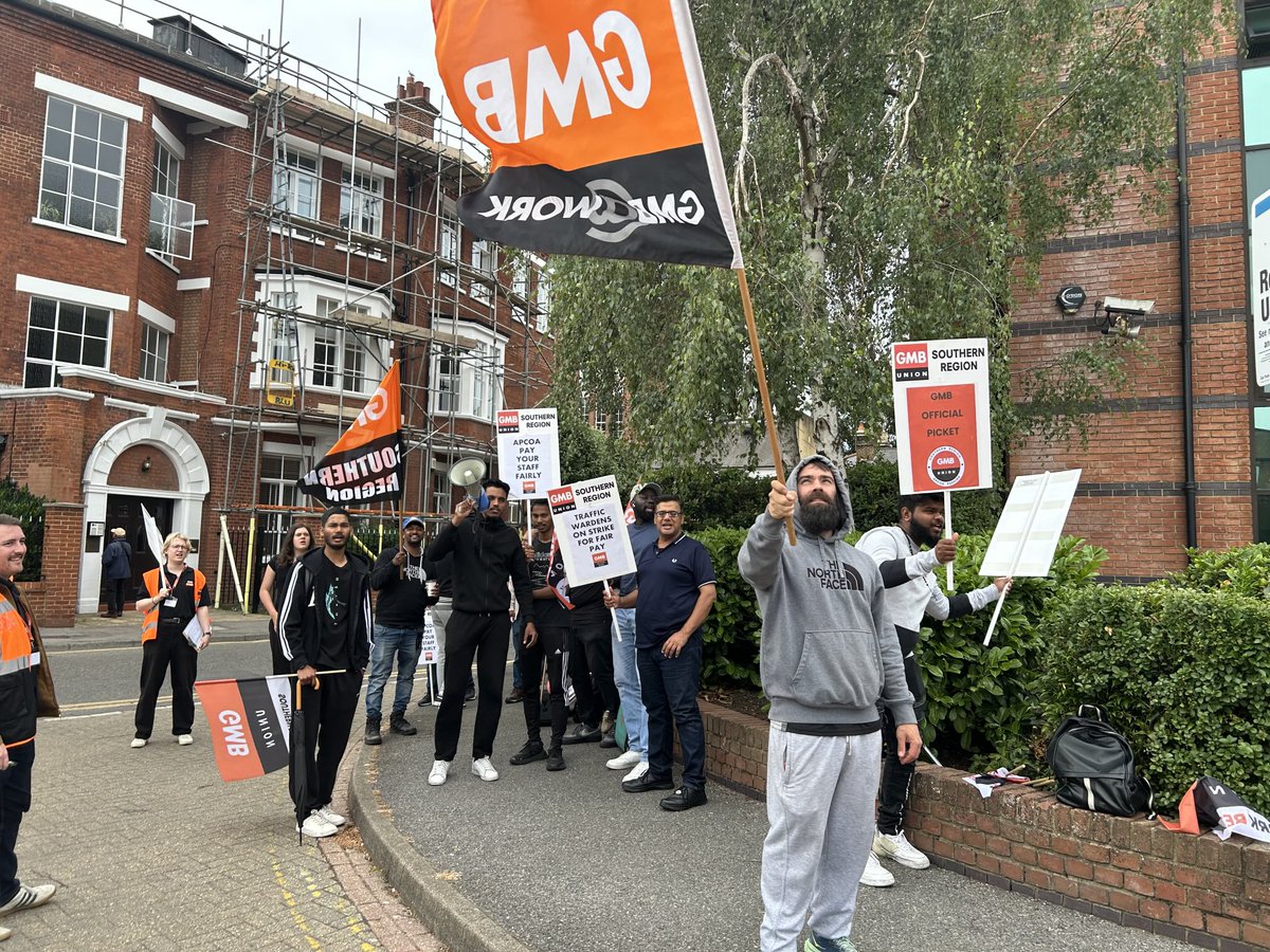 Solid strike at Apcoa ⁦<a href="/RBKingston/">Kingston Council</a>⁩ this morning. The employer has refused to give these workers a cost of living pay rise for years. Time for ⁦<a href="/RBKingston/">Kingston Council</a>⁩ to step in and make sure those working for their contractors are treated with respect.