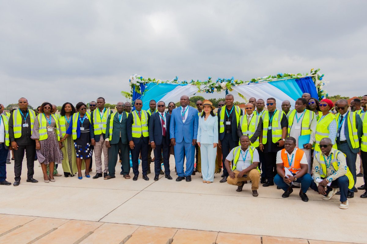 ✈️ 16/07/2025- En réponse à la hausse du trafic aérien, deux nouveaux parkings avions de code E sont inaugurés à l’#AIGE , en présence de SEM l’Ambassadrice de la République Populaire de #Chine 🇨🇳 , du SG du #MTRAF et des acteurs de la plateforme.
 
#Aviation #Sécurité #Togo 🇹🇬