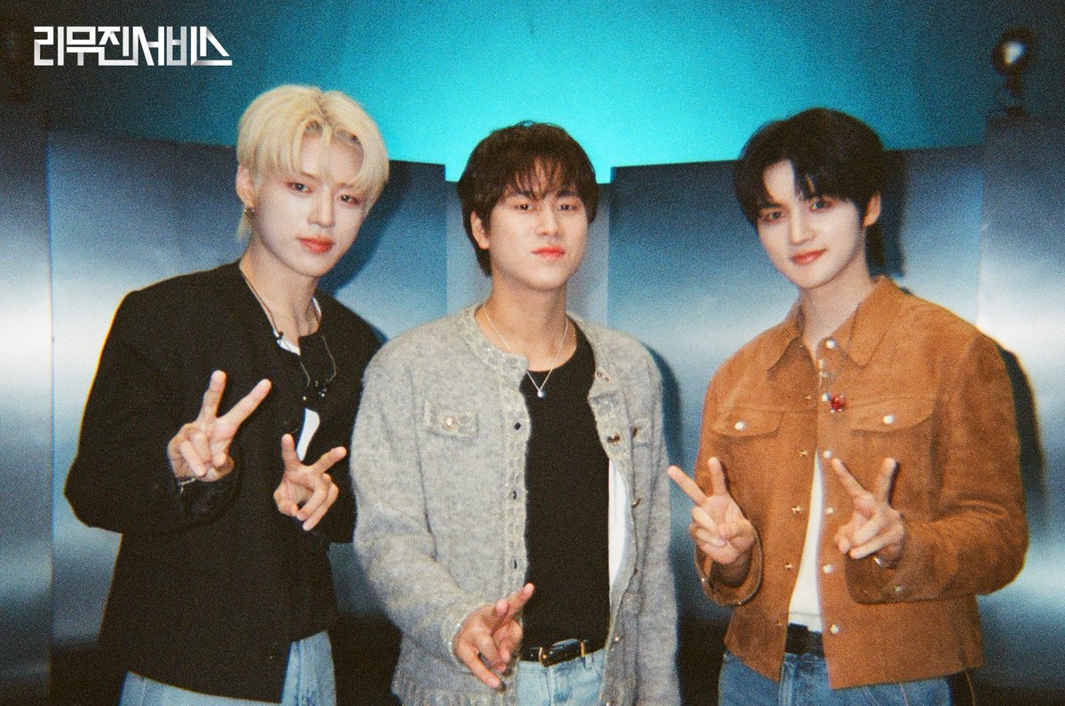 mujin_plz's tweet image. 리무진서비스 173회 비하인드 필름 도착💌
세상의 반짝임을 가득 담은
세 사람의 포근한 위로☁️✨
이 트리오는 영원히
림썰의 별, 림썰의 달
림썰의 우주이자 세상이
되어주기로 해 (꼬-옥)💞
@CUBE_NOWZ
@BPM_LMJ
#윤 #YOON #진혁 #JINHYUK #나우즈 #NOWZ
#이무진 #LEEMUJIN #리무진서비스