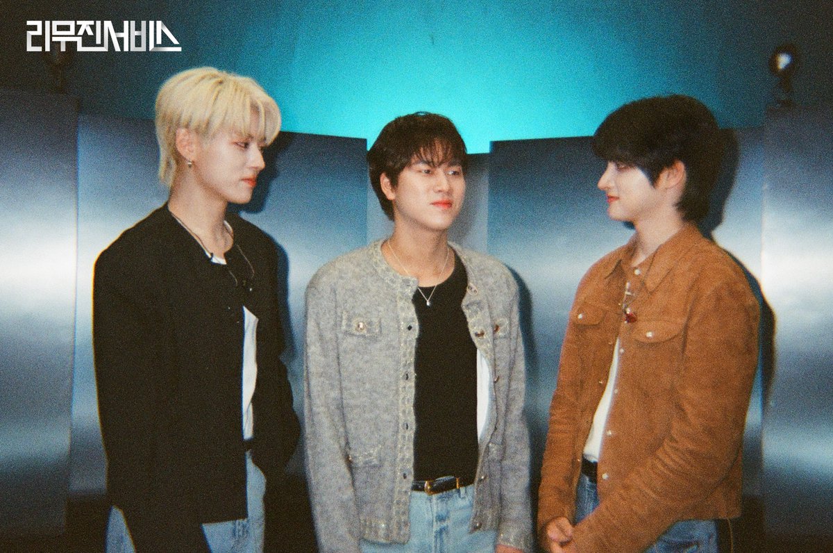 mujin_plz's tweet image. 리무진서비스 173회 비하인드 필름 도착💌
세상의 반짝임을 가득 담은
세 사람의 포근한 위로☁️✨
이 트리오는 영원히
림썰의 별, 림썰의 달
림썰의 우주이자 세상이
되어주기로 해 (꼬-옥)💞
@CUBE_NOWZ
@BPM_LMJ
#윤 #YOON #진혁 #JINHYUK #나우즈 #NOWZ
#이무진 #LEEMUJIN #리무진서비스