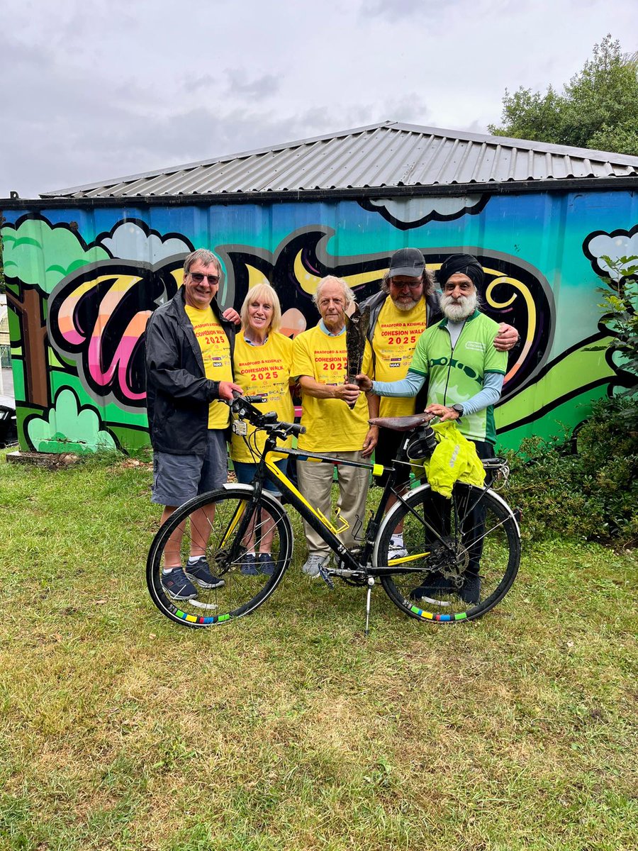 bradfordmdc's tweet image. The Ward Walk's Bfd East leg ends today. The baton went from Wrose Masjid Ayesha to Idle, Eccleshill and Bradford Moor.
Today: the New Generation Community Garden at Leicester St/New Hey Rd, then Bowling Park & Horton Park. It then begins its Bfd West leg,