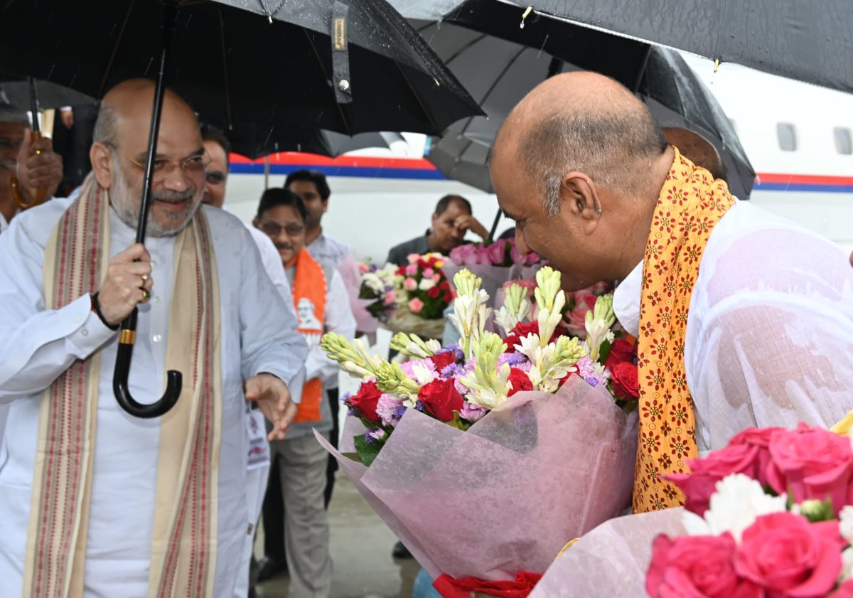 cpjoshiBJP's tweet photo. 📍 जयपुर 

"पधारो म्हारे देश" 

माननीय केंद्रीय गृह एवं सहकारिता मंत्री श्री @AmitShah जी का राजस्थान की वीरधरा पर हार्दिक स्वागत एवं अभिनंदन किया। https://t.co/j94nxMhHmi
