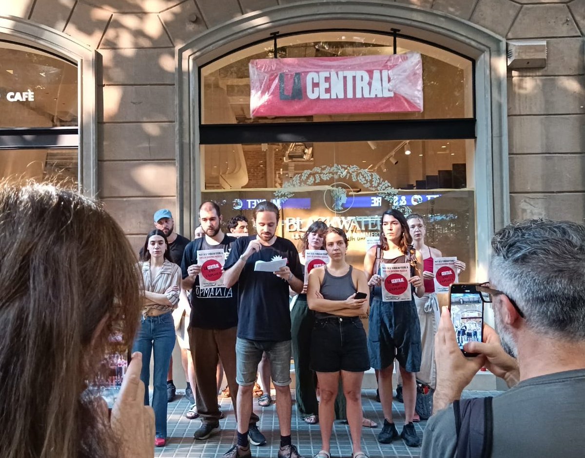 La CGT a <a href="/La_Central_/">La Central</a> denunciem la pèrdua de drets laborals amb l'obertura d'una nova llibreria.

💬 "Treballar els diumenges és una regressió en les nostres condicions de treball, ja molt precàries"
cgtcatalunya.cat/la-central-neg…