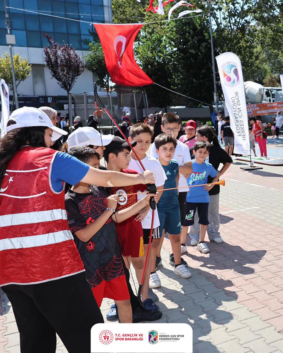 İstanbul Sultangazi’de gerçekleştirilen Herkes İçin Spor Şenliği’nde her yaştan katılımcı; oyunlar, yarışmalar ve sportif etkinliklerle keyifli bir gün geçirdi. 🎉