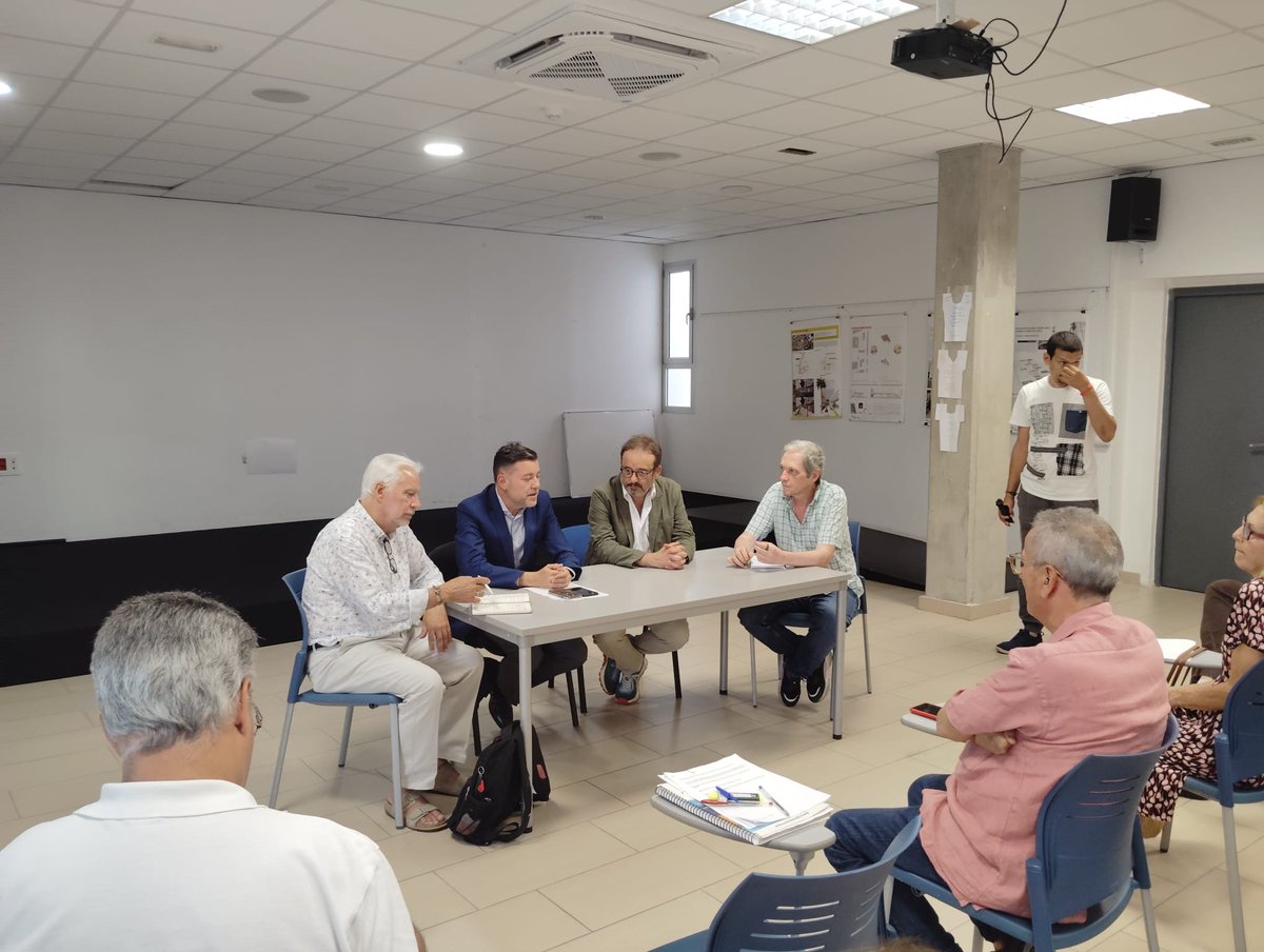 Asociación de Vecinos Pamochamoso de Arenales (@aavv_arenales) on Twitter photo Ayer nos reunimos con el Vicepresidente del Cabildo, Teodoro Sosa, el Consejero de Medio Ambiente, Raúl García Brink y la Asociación Fuera de la Portada.
Buscamos formas de colaboración del Cabildo de Gran Canaria con el barrio de Arenales.
<a href="/teosam/">teotimo velasco</a> <a href="/raulgbrink/">Raúl García Brink 🇮🇨🍌🌻 #AcuerdoVerdeCanarias</a> Ayer nos reunimos con el Vicepresidente del Cabildo, Teodoro Sosa, el Consejero de Medio Ambiente, Raúl García Brink y la Asociación Fuera de la Portada.
Buscamos formas de colaboración del Cabildo de Gran Canaria con el barrio de Arenales.
<a href="/teosam/">teotimo velasco</a> <a href="/raulgbrink/">Raúl García Brink 🇮🇨🍌🌻 #AcuerdoVerdeCanarias</a>