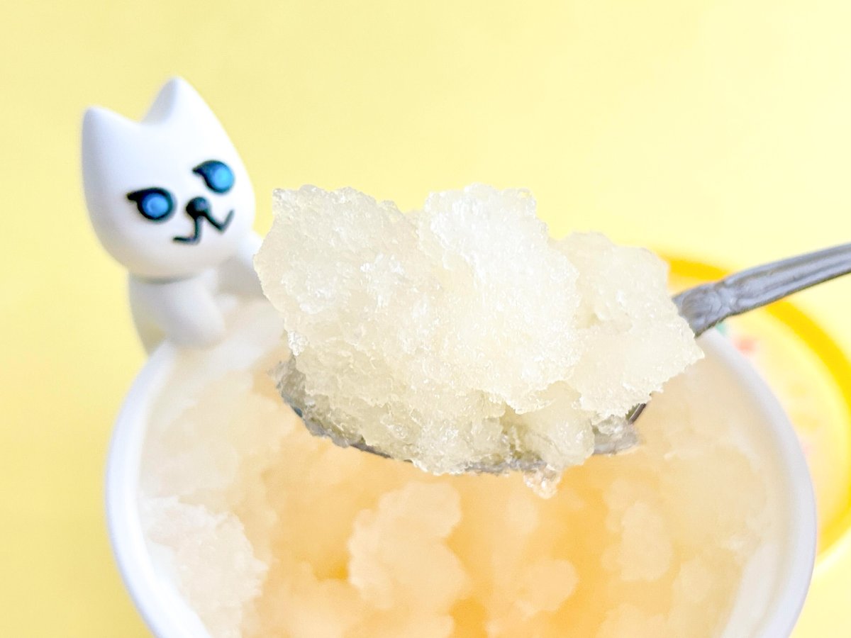 doorfumi2018's tweet image. 【食べたぜ】「サクレ梨」が期間限定で復活してるってよ!ファミマ限定!
シャリシャリかき氷の中に、角切りの梨果肉がゴロゴロ入ってるぜ。和梨果汁のさわやかな甘さと、ジューシーな味わいがたまらんのよな。
#オヤツハント