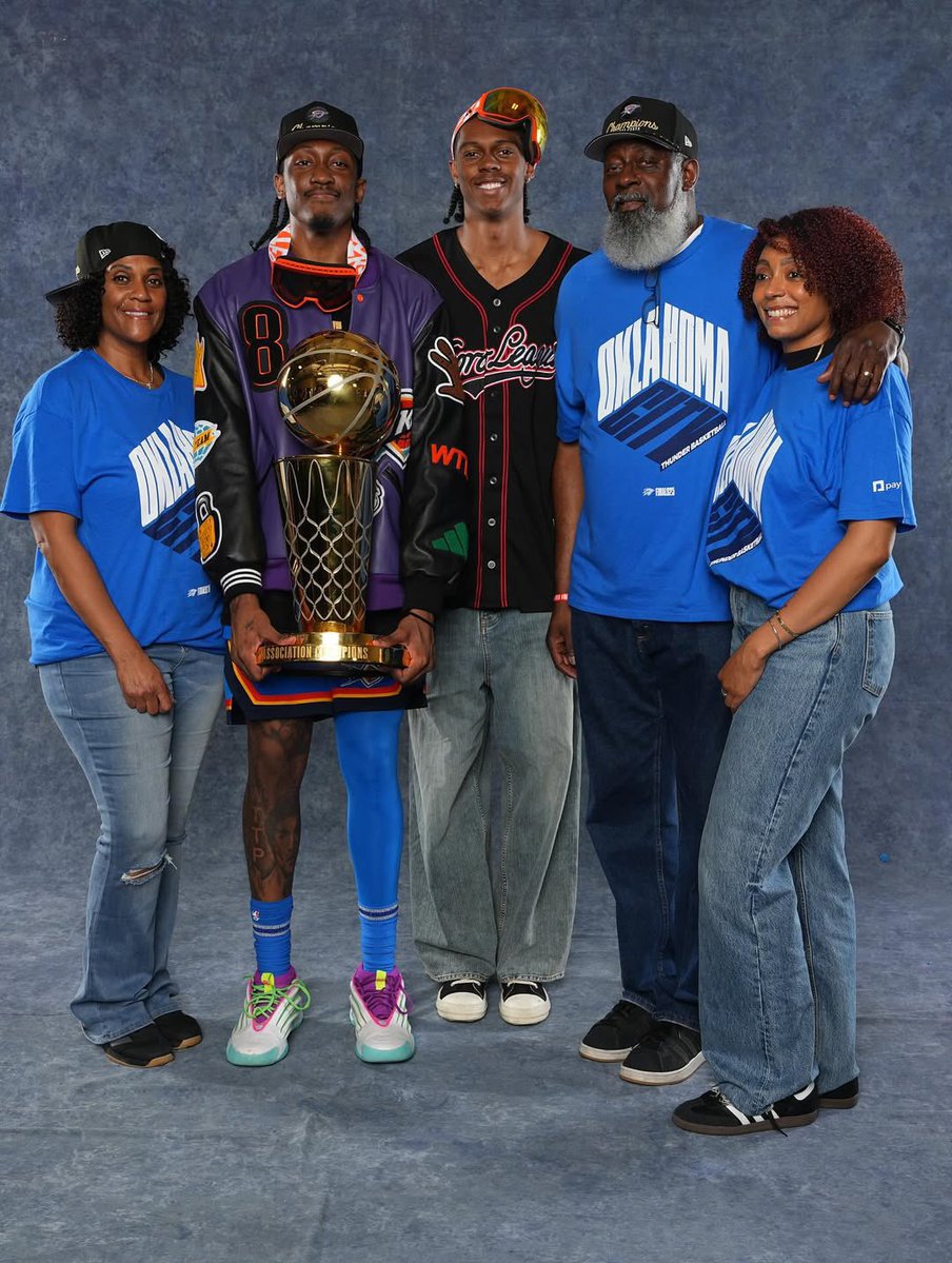 Basket_Infos's tweet image. « J’ai eu la chance de pouvoir mettre mes parents à la retraite. »
A 24 ans, Jalen Williams a mis sa famille à l’abri financièrement en signant un contrat qui pourrait valoir jusqu’à 287 millions de dollars sur 5 ans.
« C’est irréel. Je sais que tout le monde emploie un peu ce…