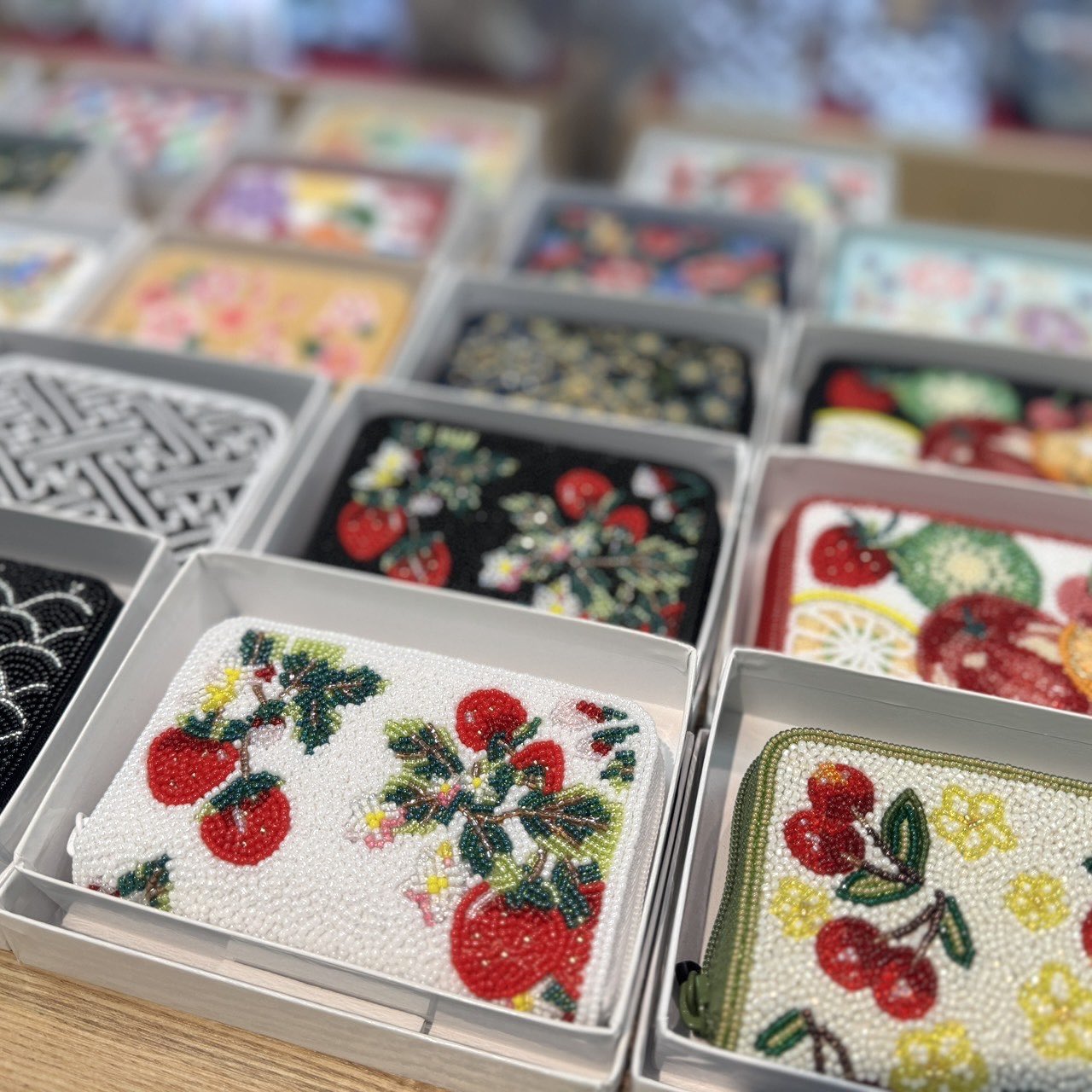 柏ビーズ　ぶどう ビーズ刺繍がまぐち財布(#008 紺紺花柄) | 柏ビーズ