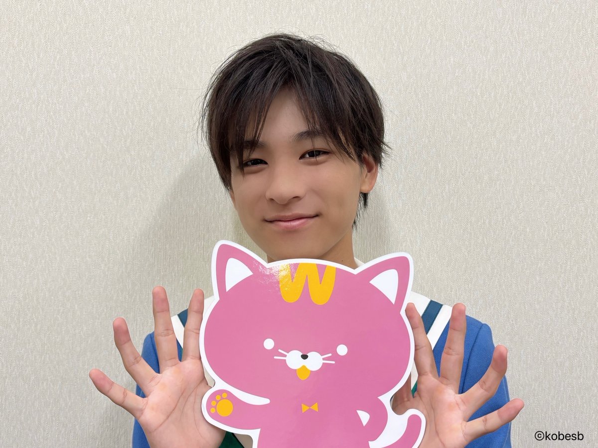 nelkewest's tweet photo. 【#ネルケWEST 3周年＆ウェルお誕生日🎂】
関西発の演劇プロジェクト「ネルケWESTプロジェクト」は本日3周年を迎えました🎊

🐱「関西から、もっと舞台のキラキラをとどけられるようにがんばるぞ〜！ #神戸セーラーボーイズ ののすけくんとぱしゃり📸🩶おなじたんじょうびなんだぁ🎉」

#ウェル日記 https://t.co/Ooxh8P65LU