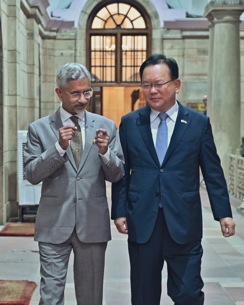 DrSJaishankar's tweet image. Delighted to meet RoK President Lee Jae Myung’s delegation of Special Envoys to India led by former PM Kim Boo-kyum this morning in Delhi.
Discussed economic, technology, defence and maritime cooperation. As well as expanding people-to-people exchanges.
India will engage the…