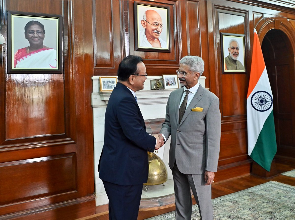 DrSJaishankar's tweet image. Delighted to meet RoK President Lee Jae Myung’s delegation of Special Envoys to India led by former PM Kim Boo-kyum this morning in Delhi.
Discussed economic, technology, defence and maritime cooperation. As well as expanding people-to-people exchanges.
India will engage the…