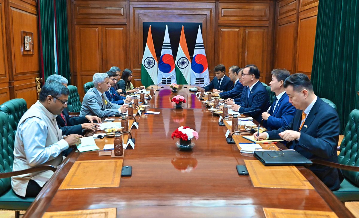 DrSJaishankar's tweet image. Delighted to meet RoK President Lee Jae Myung’s delegation of Special Envoys to India led by former PM Kim Boo-kyum this morning in Delhi.
Discussed economic, technology, defence and maritime cooperation. As well as expanding people-to-people exchanges.
India will engage the…