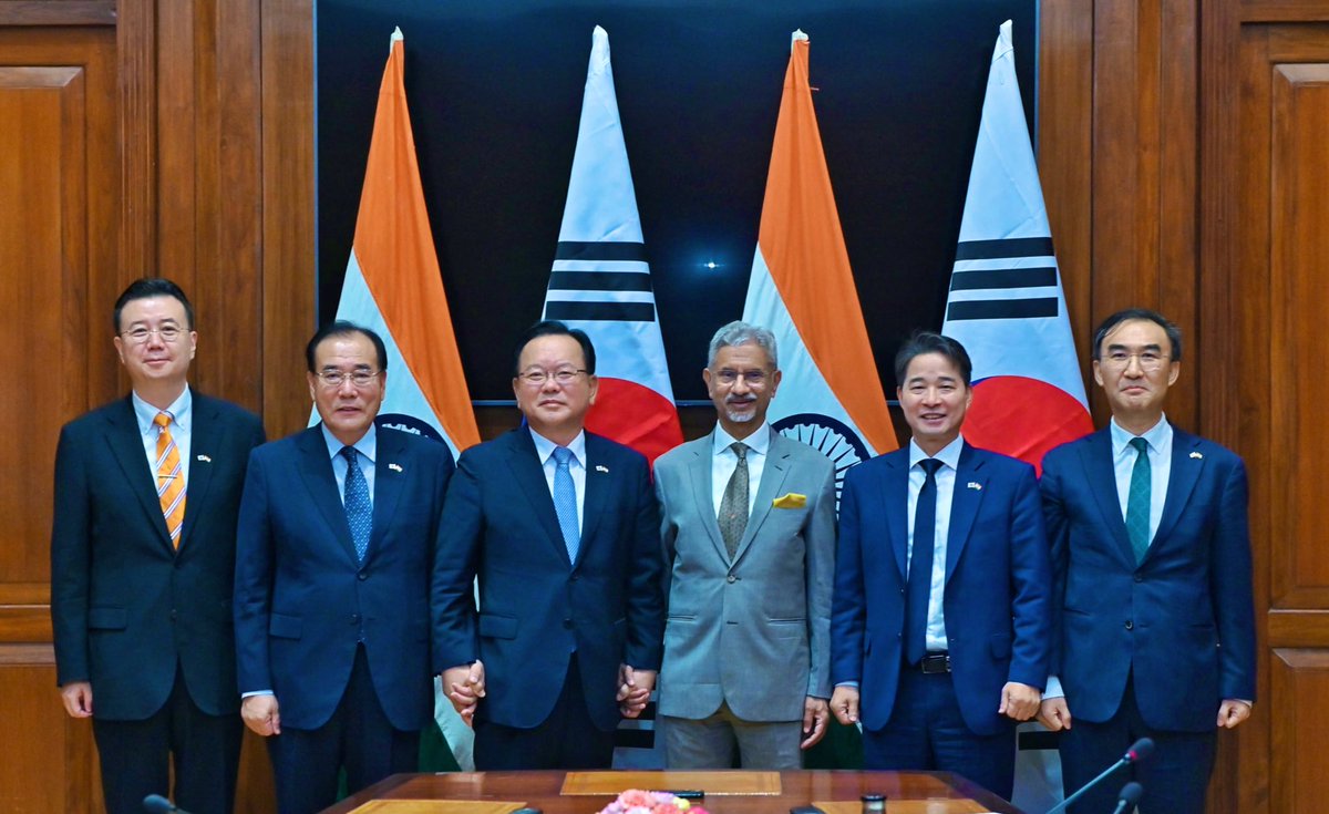 DrSJaishankar's tweet image. Delighted to meet RoK President Lee Jae Myung’s delegation of Special Envoys to India led by former PM Kim Boo-kyum this morning in Delhi.
Discussed economic, technology, defence and maritime cooperation. As well as expanding people-to-people exchanges.
India will engage the…