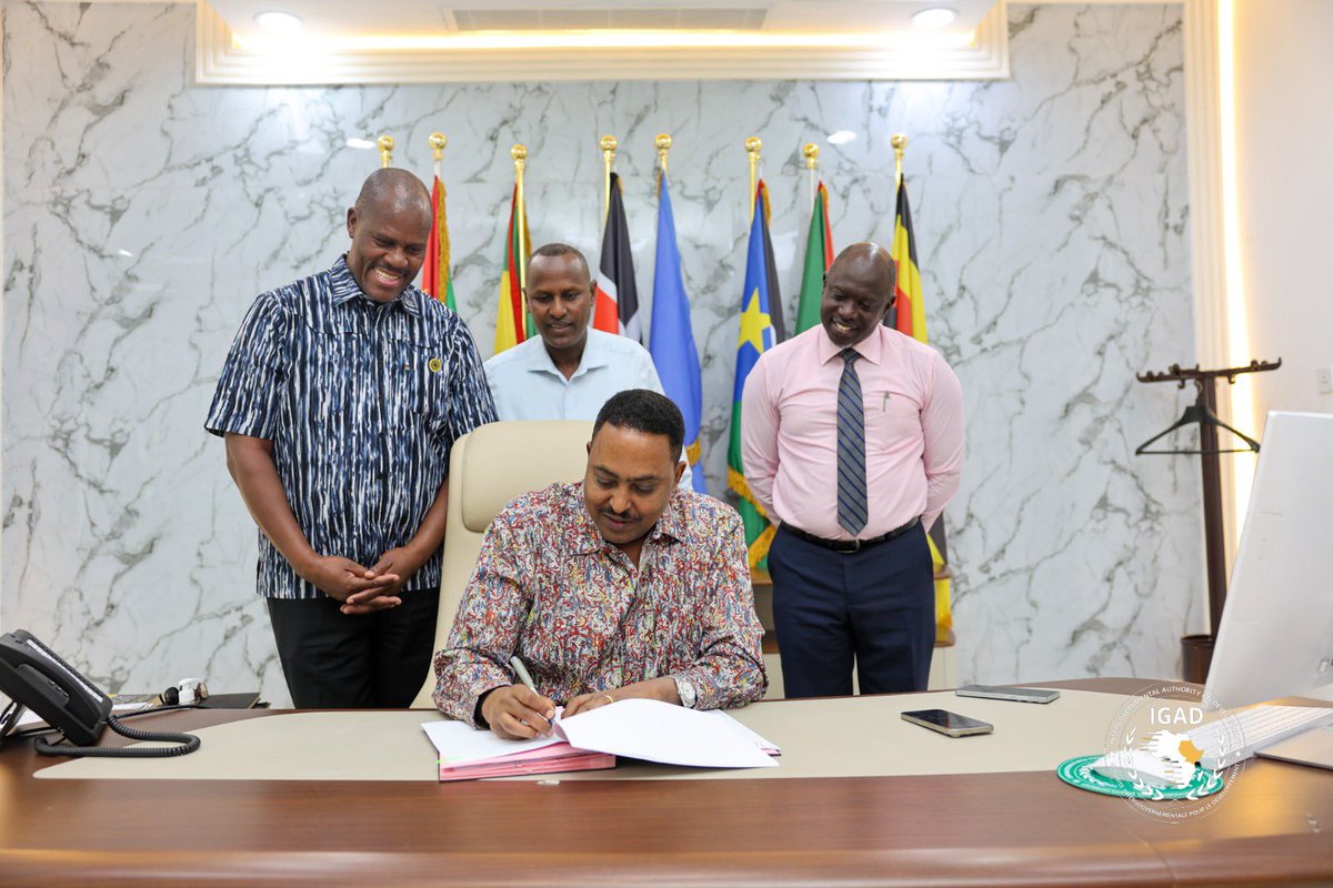 DrWorkneh's tweet image. I am pleased to sign an €8 million Grant Agreement with the Federal Republic of Germany, through @BMZ_Bund and @KfW, to scale up IGAD’s Regional Migration Fund (RMF) Phase IV.
This support will expand our reach along key migration corridors - Moyale, Togwajale, and Nimule–Elegu…