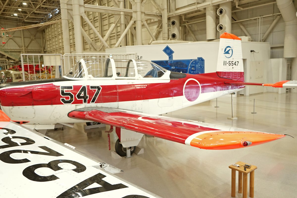 SORAHAKU324's tweet image. 飛行機の両翼端に付いている航空灯💡
飛行中、位置関係や
進行方向を把握するためのもので、
左翼端は赤・右翼端は緑 と決められています。
透明な反射板があることで
操縦席からも灯火が確認できます👍
写真はT-3。
他の機体にも付いているか見てみてね!
#岐阜かかみがはら航空宇宙博物館 #空宙博
