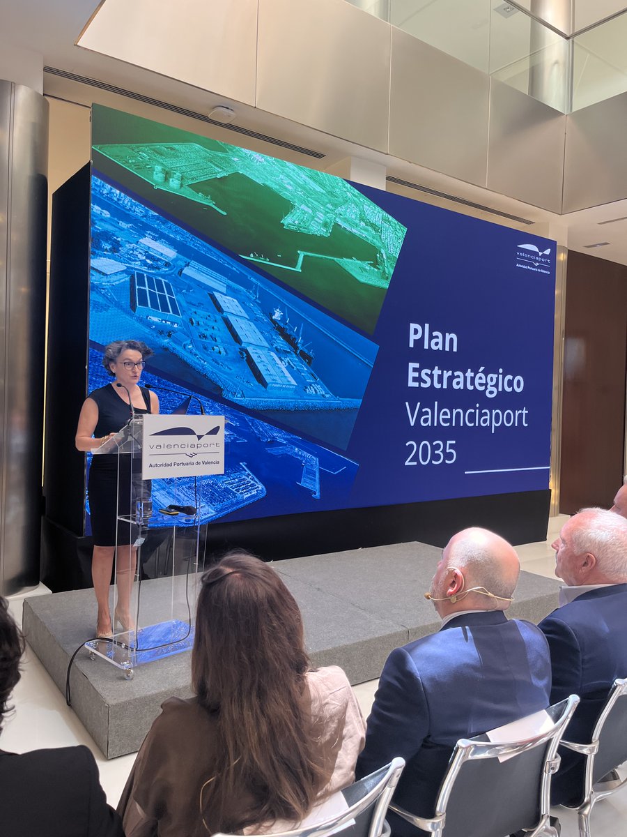 AutPortValencia's tweet image. 📢 On Tuesday 15 July, the #Valenciaport 2035 StrategicPlan was presented to our staff. +150 projects to grow with sustainability, innovation & shared commitment.
✔ 45% of Spain’s container traffic
✔ 80,000 jobs in 10 years
✔ €40M in digitalization
✔ Promote railroads