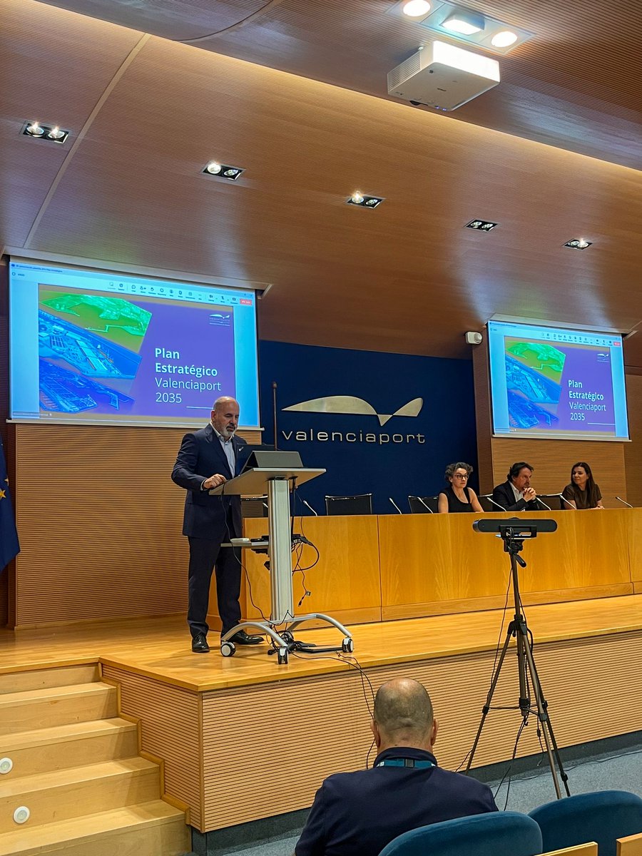 AutPortValencia's tweet image. 📢 On Tuesday 15 July, the #Valenciaport 2035 StrategicPlan was presented to our staff. +150 projects to grow with sustainability, innovation & shared commitment.
✔ 45% of Spain’s container traffic
✔ 80,000 jobs in 10 years
✔ €40M in digitalization
✔ Promote railroads