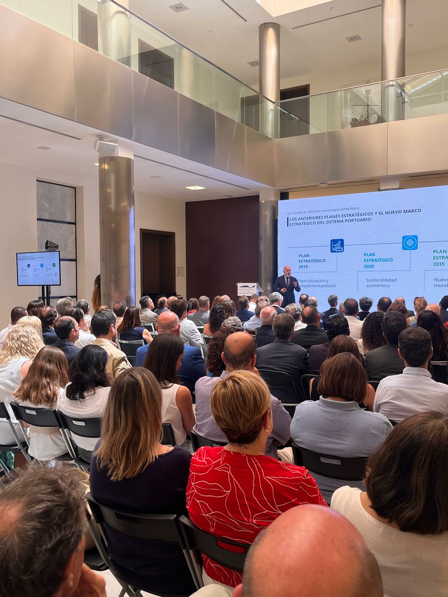 AutPortValencia's tweet image. 📢 On Tuesday 15 July, the #Valenciaport 2035 StrategicPlan was presented to our staff. +150 projects to grow with sustainability, innovation & shared commitment.
✔ 45% of Spain’s container traffic
✔ 80,000 jobs in 10 years
✔ €40M in digitalization
✔ Promote railroads