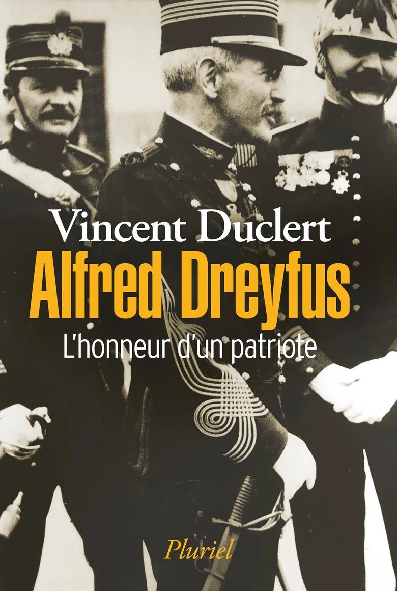 Le président de la République a annoncé qu’une cérémonie de commémoration se tiendra chaque année pour Alfred Dreyfus, pour la victoire de la justice et de la vérité contre la haine et l’antisémitisme, à compter du 12 juillet 2026.
Une actualité qui remet en lumière la biographie