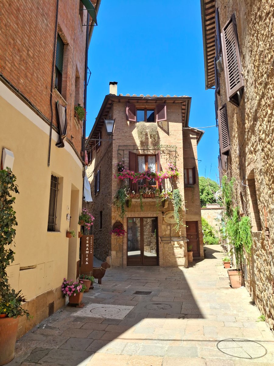 MyTourTweets's tweet photo. 🌟 Best-selling Tuscany adventure!
Explore Pisa's iconic Leaning Tower &amp; San Gimignano’s medieval charm — all in one day. 🏰📸
🍝 Authentic Tuscan lunch included
🚐 Comfortable round-trip from Florence
📸 Great for first-time visitors
https://t.co/BUoMtCDiOf https://t.co/14ODyJ9Oet