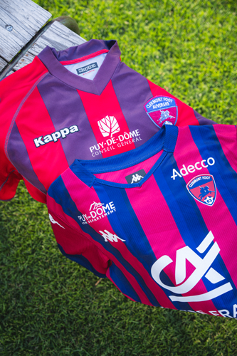 🔵🔴 Les rayures sont de retour !

Kappa signe son grand come-back au @clermontfoot avec un maillot domicile 25/26 aux couleurs historiques.

Héritage, élégance, performance.

🛒 Dispo dès maintenant : kappa.fr/products/maill…