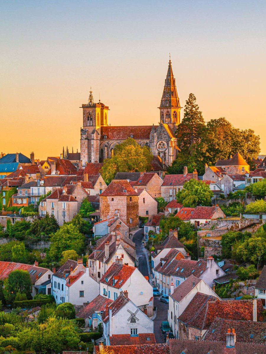 Semur-en-Auxois , France 

By: stevenvanderhulst