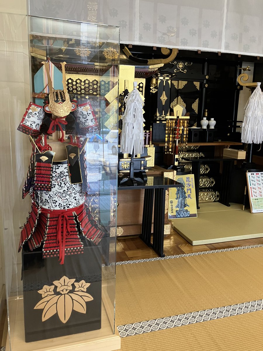 義経公の鎧専用ケースが完成し、祈祷殿にお祀り致しました。
ご参拝の折に、是非ご覧下さい。