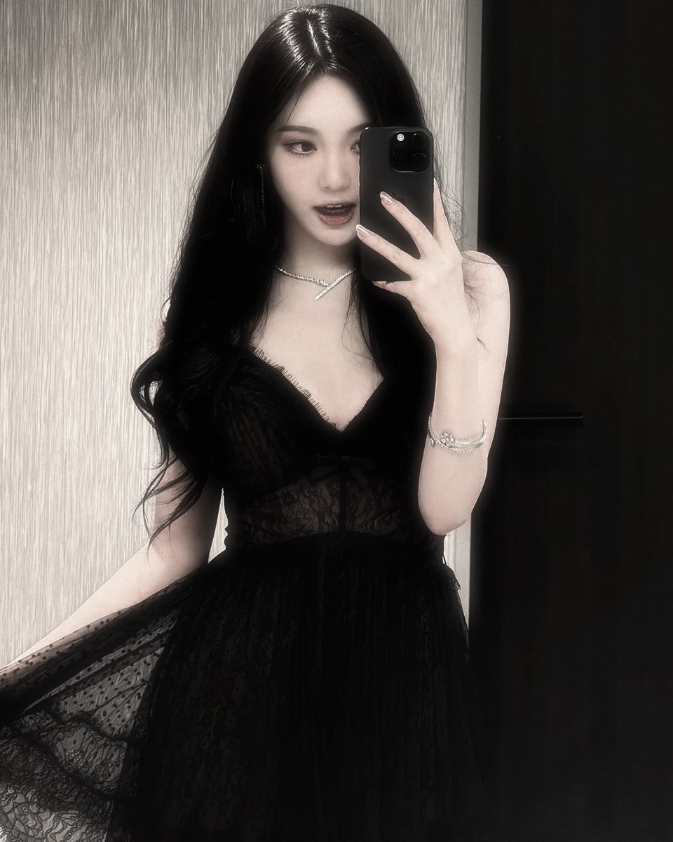 [★]  𝙥𝙤𝙨𝙚𝙨 𝙘𝙤𝙣𝙛𝙞𝙙𝙚𝙣𝙩𝙡𝙮 𝙞𝙣 𝙜𝙤𝙧𝙜𝙚𝙤𝙪𝙨 𝙖𝙩𝙩𝙞𝙧𝙚  %
with strong expression and a unified stance, 𝘀𝗵𝗲  𝗲𝘅𝘂𝗱𝗲  𝗰𝗵𝗮𝗿𝗶𝘀𝗺𝗮, making a statement that is both t𝙧𝗲𝗇𝖽𝘆 and 𝗲𝘆𝗲-𝖼𝖺t𝖼𝘩𝗂𝗇𝗴. ❤︎  .ᐟ