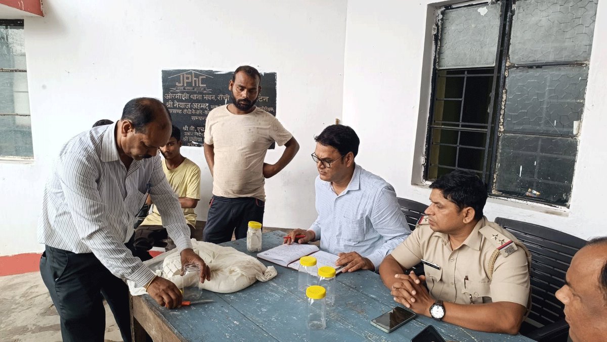 lagatarIN's tweet image. रांची में पकड़ा गया नकली पनीर का खेल, SDM की टीम ने मारा छापा lagatar.in/fake-cheese-ra… #fake #cheese #racketbusted #ranchi #sdmteam