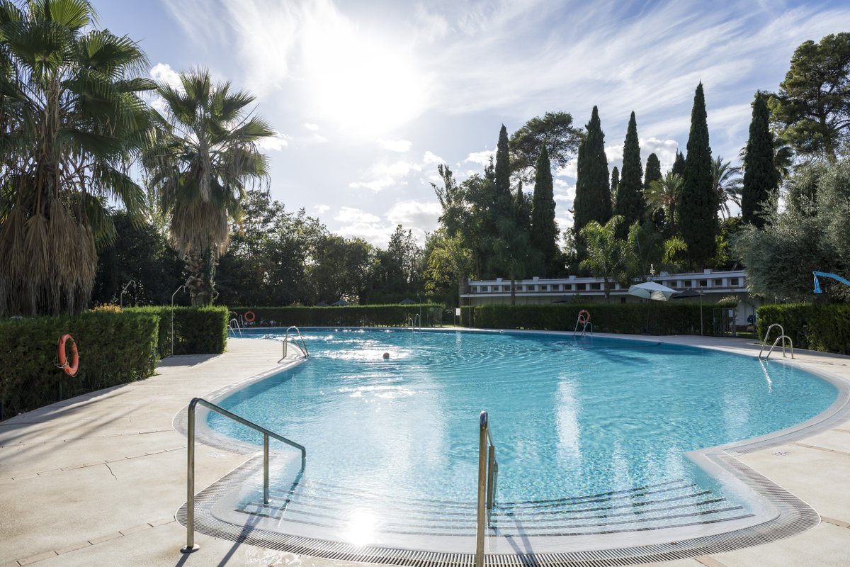 paradores's tweet image. Es tu momento para disfrutar del Parador de Córdoba y su maravillosa piscina🤩
Aprovecha y escápate desde 80€ la noche.
¡Reserva ya!👉 paradores.es/es/parador-de-…
