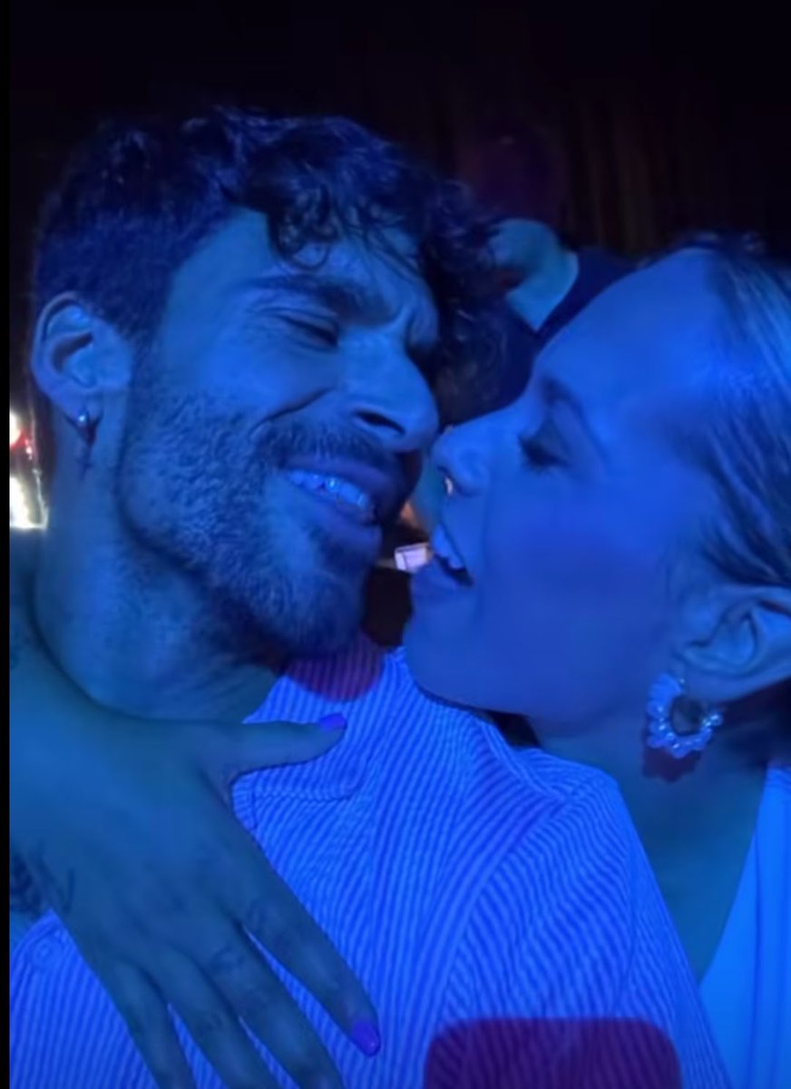 Son Uno porque se Aman y se complementan,cuando uno cae el otro lo levanta,Sus metas y logros son la Felicidad de Ambos y juntos las celebrarán, quien no ve eso es  porque no quiere 💜🧲💙 #ViolediMTMAD22